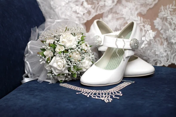 Bouquet da sposa, scarpe e collana — Foto Stock