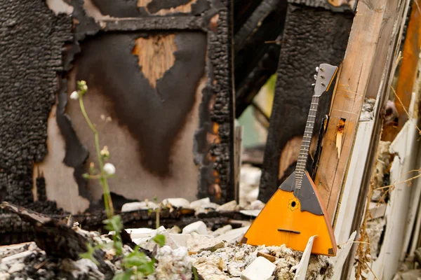 Balalaika sulle rovine di un edificio distrutto — Foto Stock