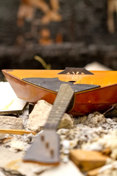 Balalaika sur les ruines d'une maison détruite — Photo