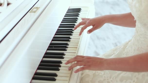 Bride plays the piano — Stock Video