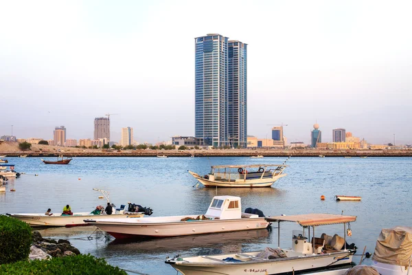 Vissersboten en wolkenkrabbers in ras al khaimah, Verenigde Arabische Emiraten Rechtenvrije Stockfoto's