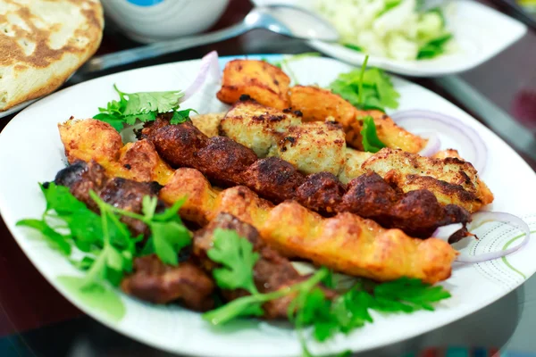 Afghaanse kebab whith peterselie Rechtenvrije Stockafbeeldingen