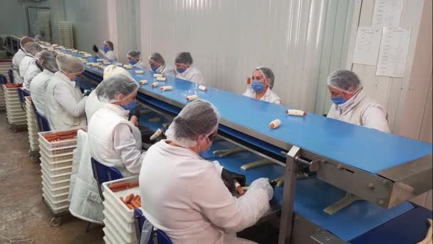 Grupo Trabajadoras Sentadas Haciendo Deliciosos Bollos Dought Salchichas Ponerlo Una — Vídeo de stock