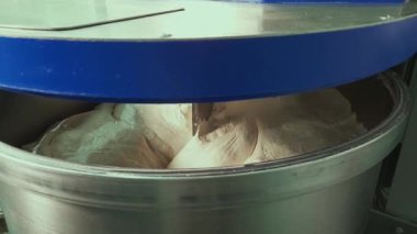 Modern çelik hamur karıştırıcı açıldı. Bir fırın fabrikasında yeni endüstriyel ekipman.