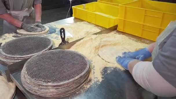 Работницы Быстро Делают Тесто Пиццы Промышленном Хлебозаводе — стоковое видео