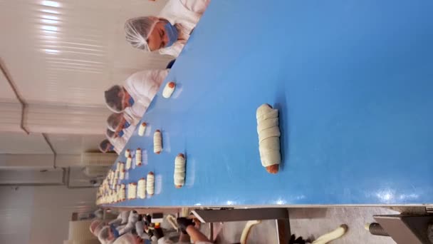 Grupo Trabajadoras Sentadas Haciendo Deliciosos Bollos Dought Salchichas Ponerlo Una — Vídeo de stock