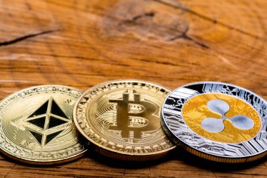 Crypto Coins Bitcoin, Ethereum ve Dalgalanma ahşap bir masaya yakın plan. Boşluğu kopyala, kripto para birimi arkaplanı.