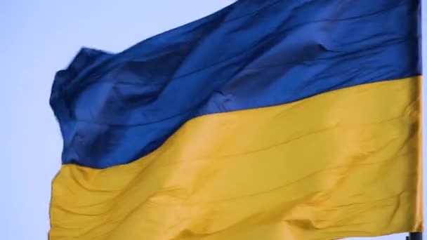 Ucraina Bandiera Gialla Blu Uno Sfondo Cielo Blu Nel Giorno — Video Stock