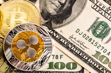 2 Crypto Coins Bitcoin ve dalgalanma 100 Amerikan Doları banknotlarına yakın plan. Boşluğu kopyala, kripto para birimi arkaplanı.