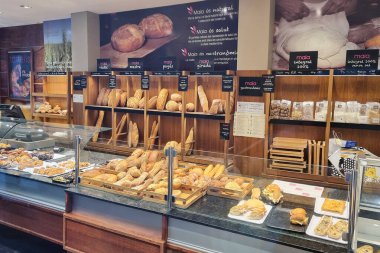 Fırın vitrininde taze ekmek somunları. Barselona, İspanya - Mart 2022