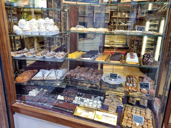 Многие Вкусные Сладкие Торты Продает Окне Кондитерского Магазина Рынке Барселона — стоковое фото