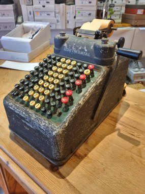 Eski model mekanik kasa, ayakkabı deposunda. BARCELONA, İspanya - Nisan, 2022