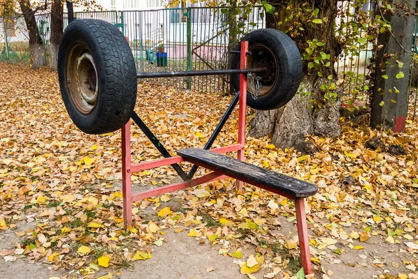 Wooden Bench Homemade Barbell Made Wheels Outdoors Yard Autumn Day — Stockfoto