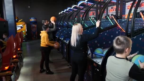 Люди Грають Баскетбол Розважальному Центрі Повільніше Камера Рухається Назад Здорова — стокове відео