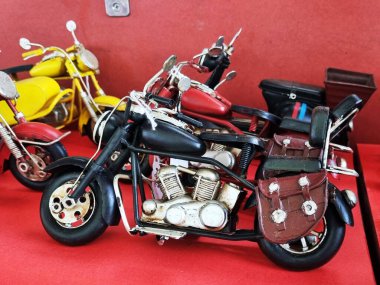 Old Retro Vintage marka siyah bisiklet ve markette satılan bir sürü motosiklet. Eğlence için bir sürü oyuncak araç. BARCELONA, İspanya - MAYIS, 2022