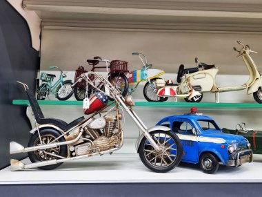 Hatıra olarak eski model Harley Davidson motosikleti, mavi polis arabası, bisikletler ve scooter bir markette satıldı. Eğlence için bir sürü oyuncak araç. BARCELONA, İspanya - MAYIS, 2022