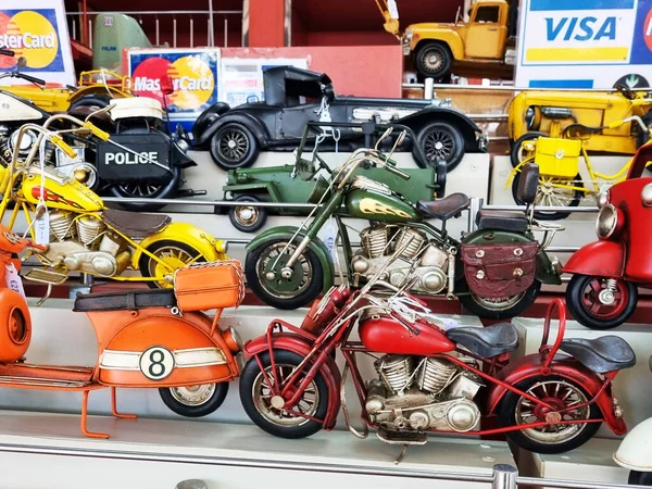お土産市場で販売されている古いレトロヴィンテージスクーター バイク オートバイや車 楽しいために多くのおもちゃの車 背景にロゴマスターカードとビザカード バルセロナ スペイン 2022年5月 — ストック写真