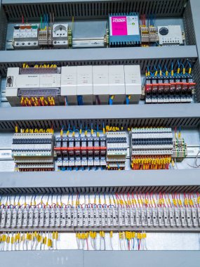 Mitsubishi PLC modülleri endüstriyel santraldeki otomatik kontrol sisteminin elektrik kabininde bir sırada.