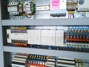 Mitsubishi PLC modülleri endüstriyel santraldeki otomatik kontrol sisteminin elektrik kabininde bir sırada.