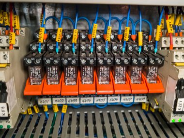 Endüstriyel santraldeki otomasyon sisteminin elektrik kabinine röleler yerleştirildi. KRYVYI RIH, UKRAINE - Eylül 2022