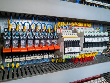 Endüstriyel santraldeki otomasyon sisteminin elektrik dolabına yüklenmiş sigorta ve röleler. KRYVYI RIH, UKRAINE - Eylül 2022