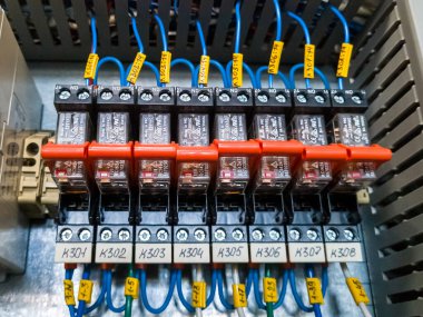 Endüstriyel santraldeki otomasyon sisteminin elektrik kabinine röleler yerleştirildi. KRYVYI RIH, UKRAINE - Eylül 2022