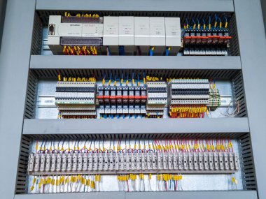 Mitsubishi PLC modülleri, endüstriyel santraldeki otomatik kontrol sisteminin elektrik kabininde arka arkaya. KRYVYI RIH, UKRAINE - Eylül 2022
