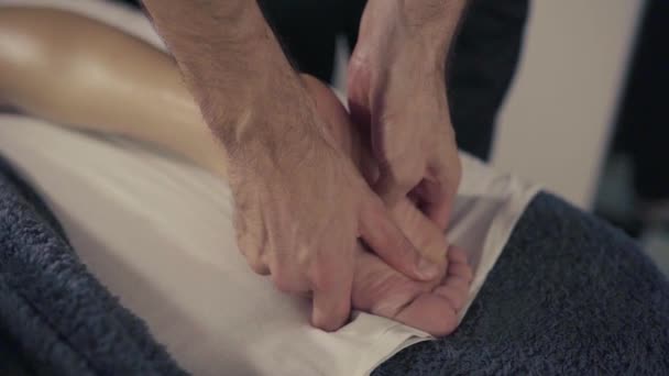 Young Woman Getting Feet Massage Oil Male Masseur Luxury Resort — Stock Video