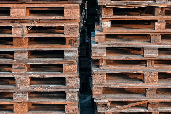 Birçok Eski Kullanılmış Ahşap Paletler Kargo Taşıma Şirketinin Ambarına Yığılmış — Stok fotoğraf