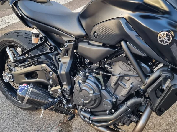 Moderne Puissante Moto Sport Noire Yamaha Est Garée Sur Une — Photo