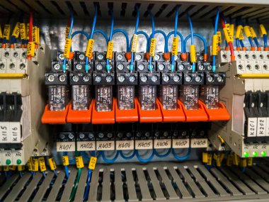 Endüstriyel santraldeki otomasyon sisteminin elektrik kabinine röleler yerleştirildi. KRYVYI RIH, UKRAINE - Eylül 2022