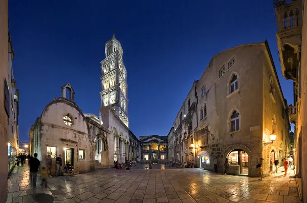 Sloupořadím (peristil), split, Chorvatsko, noční pohled — Stock fotografie