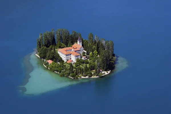 Visovac, isla y monasterio cristiano en el río Krka, Croacia —  Fotos de Stock