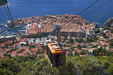Teleferik Dubrovnik'in tarihi şehir yukarıda