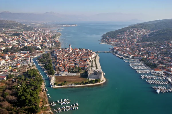 Vista aérea de la antigua ciudad de Trogir unesco con puerto deportivo — Foto de Stock