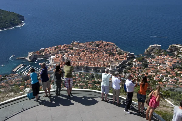 Teleferik istasyonuna Dubrovnik'in tarihi şehir yukarıda