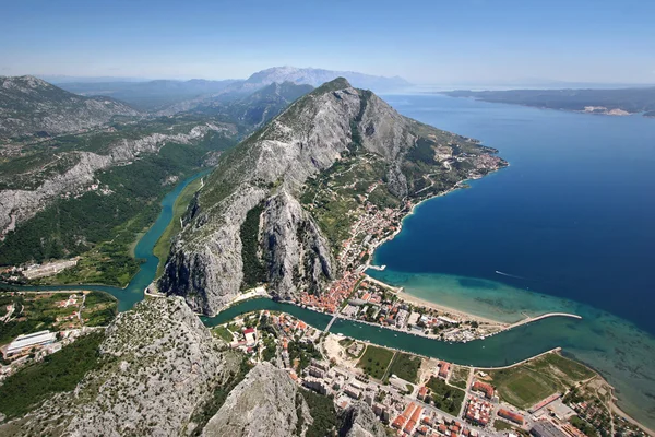 Cidade velha dos piratas Omis, Croácia — Fotografia de Stock