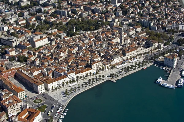 Split, Stadtzentrum, Luftaufnahme vom Meer, Kroatien — Stockfoto