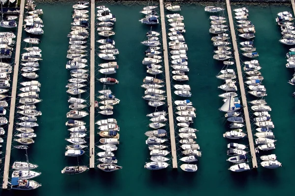 Witte zeilen boten en jachten in de haven — Stockfoto