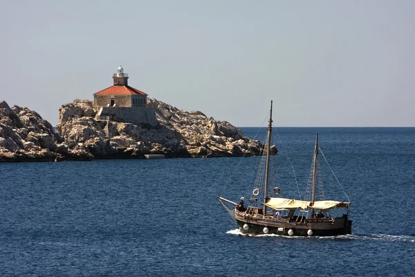 Vieux voilier en bois et le phare — Photo