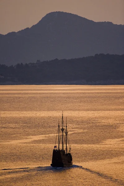 Zeilen bij zonsondergang — Stockfoto