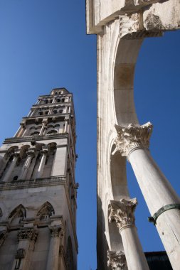 Belltower ve peristil arcade