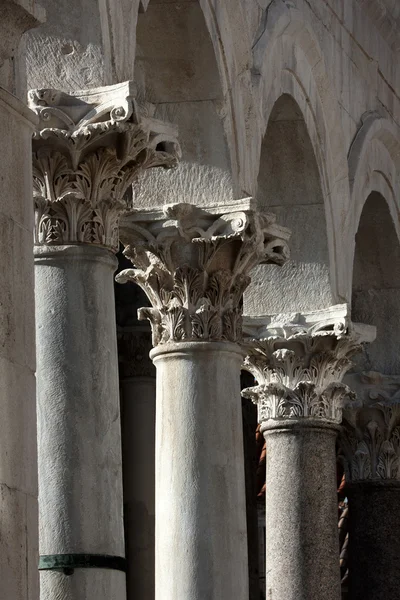 Tres columnas corintias sobre Peristilo en el palacio de Diocleciano —  Fotos de Stock