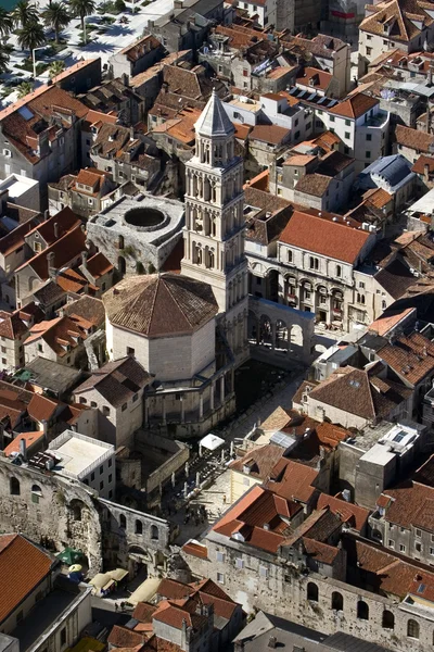 Peristyle und St. Domnius-Kathedrale in geteilter Luftaufnahme — Stockfoto