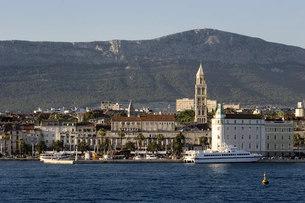 Adriatisches Meer, geteilte Altstadt und Berg Kozjak — Stockfoto