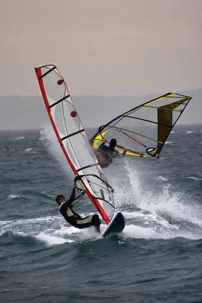 Δύο windsurfers στη θυελλώδη θάλασσα — Φωτογραφία Αρχείου
