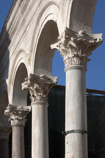 Peristil duvarda Diocletianus Sarayı — Stok fotoğraf