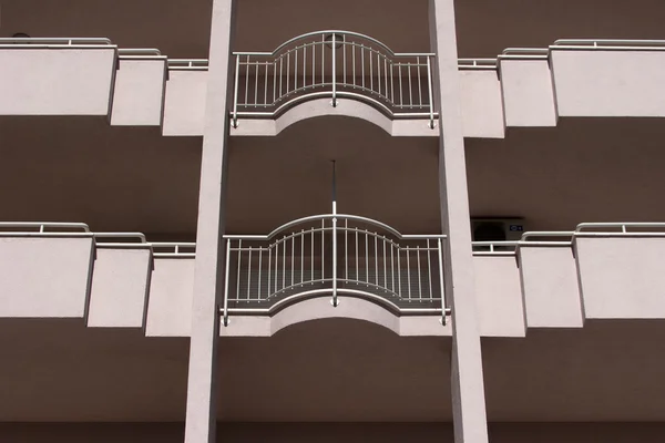 Szczegóły różowa fasada budynku oraz zaokrąglony balkon — Zdjęcie stockowe