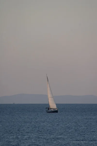 Yelkenli tekne mavi Adriyatik üzerinde — Stok fotoğraf