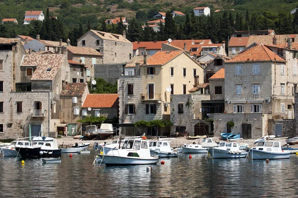 Villaggio dei pescatori Komiza sull'isola di Vis in Croazia — Foto Stock